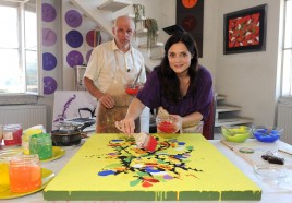 BMW Kunstadventkalender 2011, Künstler Ulrich Moroder und seine prominente Patin Elisabeth Lanz arbeiten an einem Bild für die Auktion